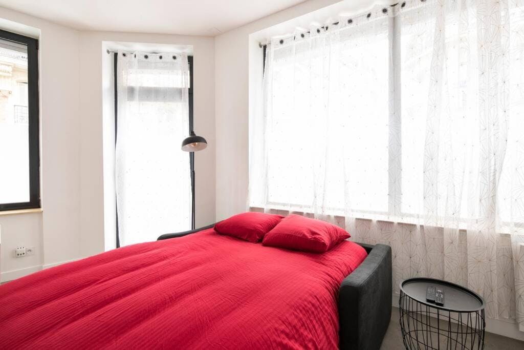 Large Flat Very Close to Montmartre